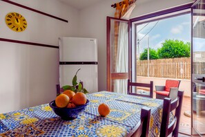Apartment, 2 Schlafzimmer, Küche, Blick auf den Innenhof | Eigene Küche | Espressomaschine, Wasserkocher mit Kaffee-/Teezubehör, Wasserkocher