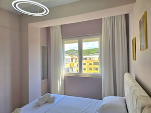 1 habitación, tabla de planchar con plancha, wifi gratis y ropa de cama