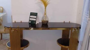 Departamento Deluxe, vista a la ciudad | 2 habitaciones, escritorio y espacio para trabajar con laptop