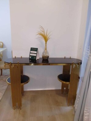 2 habitaciones, escritorio y espacio para trabajar con laptop 