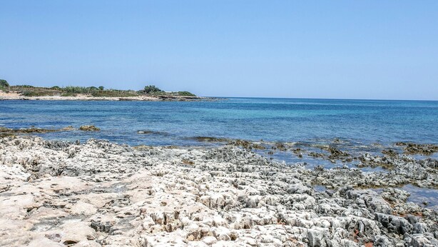 A rocky beach with clear blue water and a distant shoreline. - Stunning home in Santa Maria del Focall with WiFi (Santa Maria del Focall)