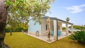 Terrace/patio - Stunning home in Santa Maria del Focall with WiFi (Santa Maria del Focall)