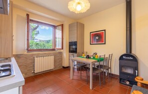 Een koelkast, een kookplaat, een vaatwasser