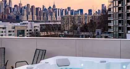 Modern Luxury: 4BR Townhome + Den + NYC Views