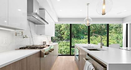 Chic Luxury: 4BR Townhome + Den + NYC Views
