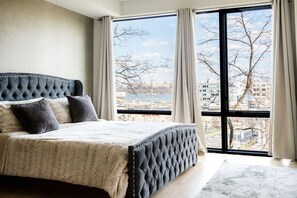5 Schlafzimmer, Schreibtisch, Bügeleisen/Bügelbrett, WLAN