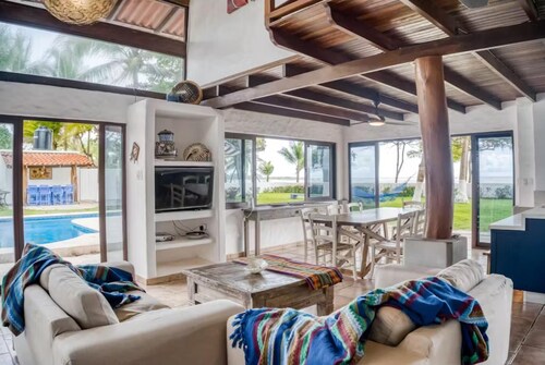 Casa La Palapa, Beachfront Oasis in Tivives!