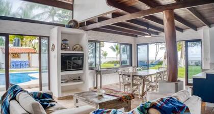 Casa La Palapa, Beachfront Oasis in Tivives!