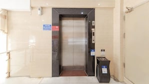 Un ascensor con un letrero que indica que va al tercer piso.