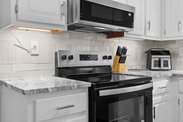 Oven, dishwasher, cookware/dishes/utensils