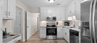 3BR Pet-Friendly Home Ideal for Mid-Term stays Travel Ball Families Relocations in Marietta GA