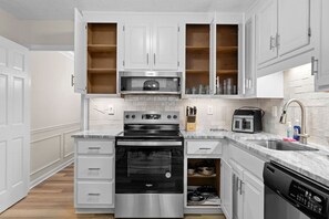 Four, lave-vaisselle, batterie de cuisine, vaisselle et ustensiles