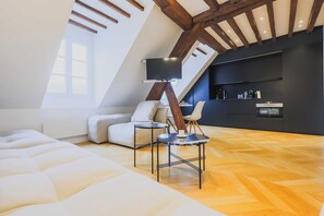 1 bedroom, laptop workspace, iron/ironing board, bed sheets - Modern Flat -1br-2p- in the Heart of the Marais (Paris)