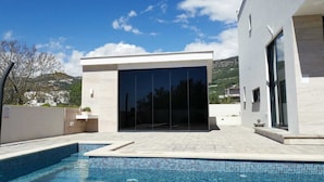 Un edificio moderno con piscina delantera.