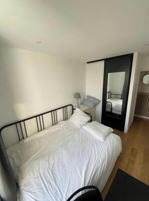 2 habitaciones, tabla de planchar con plancha, wifi y ropa de cama 