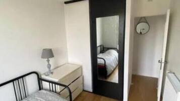 2 slaapkamers, een strijkplank/strijkijzer, wifi, beddengoed