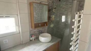 Ducha, secador de pelo, toallas, jabón