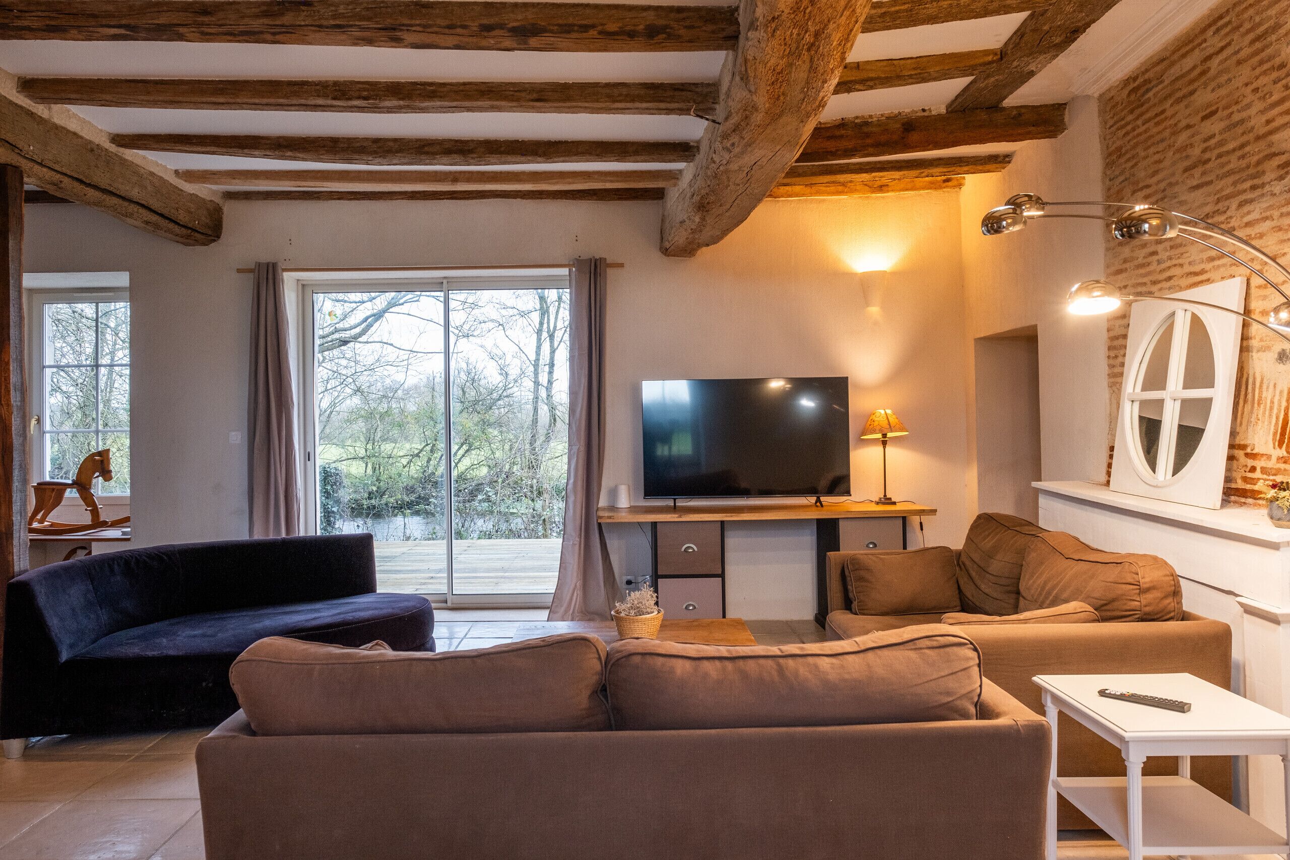 Televisie en een open haard