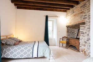 5 bedrooms, free WiFi, bed sheets