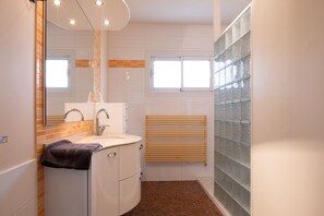 Shower, hair dryer, towels