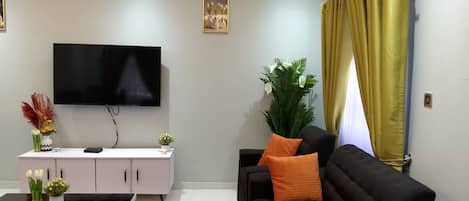 Apartment, 3 Bedrooms | Living room