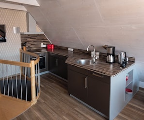Fridge, oven, stovetop, dishwasher