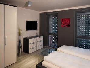 1 habitación, escritorio, tabla de planchar con plancha y cuna de viaje 