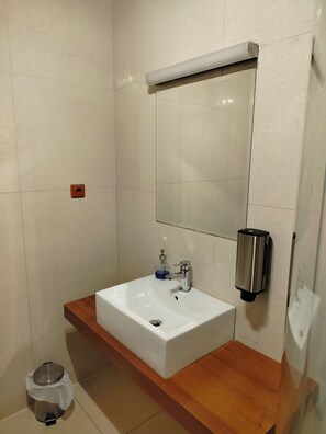 Secadora de cabello, toallas, papel de baño 