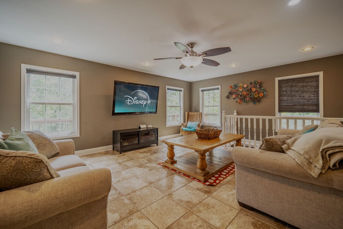 Una Smart TV, una chimenea