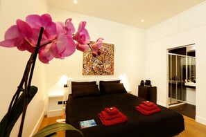 4 dormitorios, escritorio, tabla de planchar con plancha y cuna de viaje