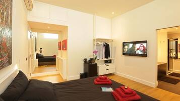 4 chambres, bureau, fer et planche Ă  repasser, lit parapluie