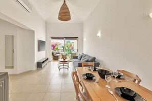 Free WiFi - Cassiopeia 5 BR Villa on beach with pool (Maleme)