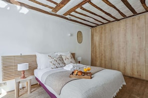 1 quarto, ferros/tábuas de passar roupa, berço de viagem