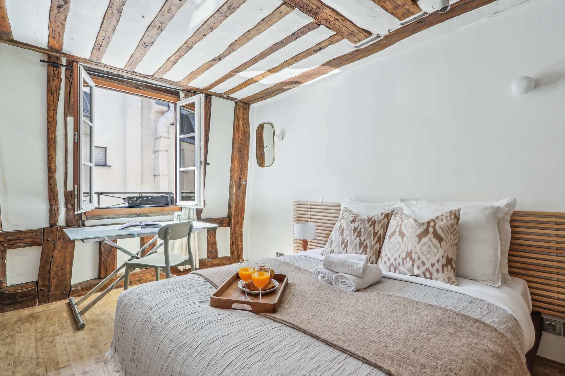 1 chambre, fer et planche à repasser, lit de bébé portatif