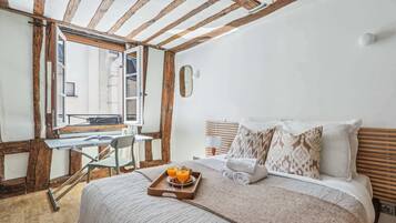 1 chambre, fer et planche à repasser, lit de bébé portatif
