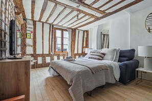 1 habitación, tabla de planchar con plancha y cuna de viaje 