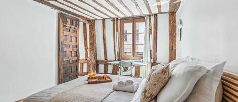 1 habitación, tabla de planchar con plancha y cuna de viaje