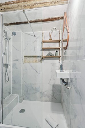 Shower, hair dryer, towels - Bright 1BR - Walk to Louvre - Opera (Paris)