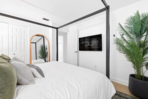 4 quartos, escrivaninha, ferros/tábuas de passar roupa, berço de viagem