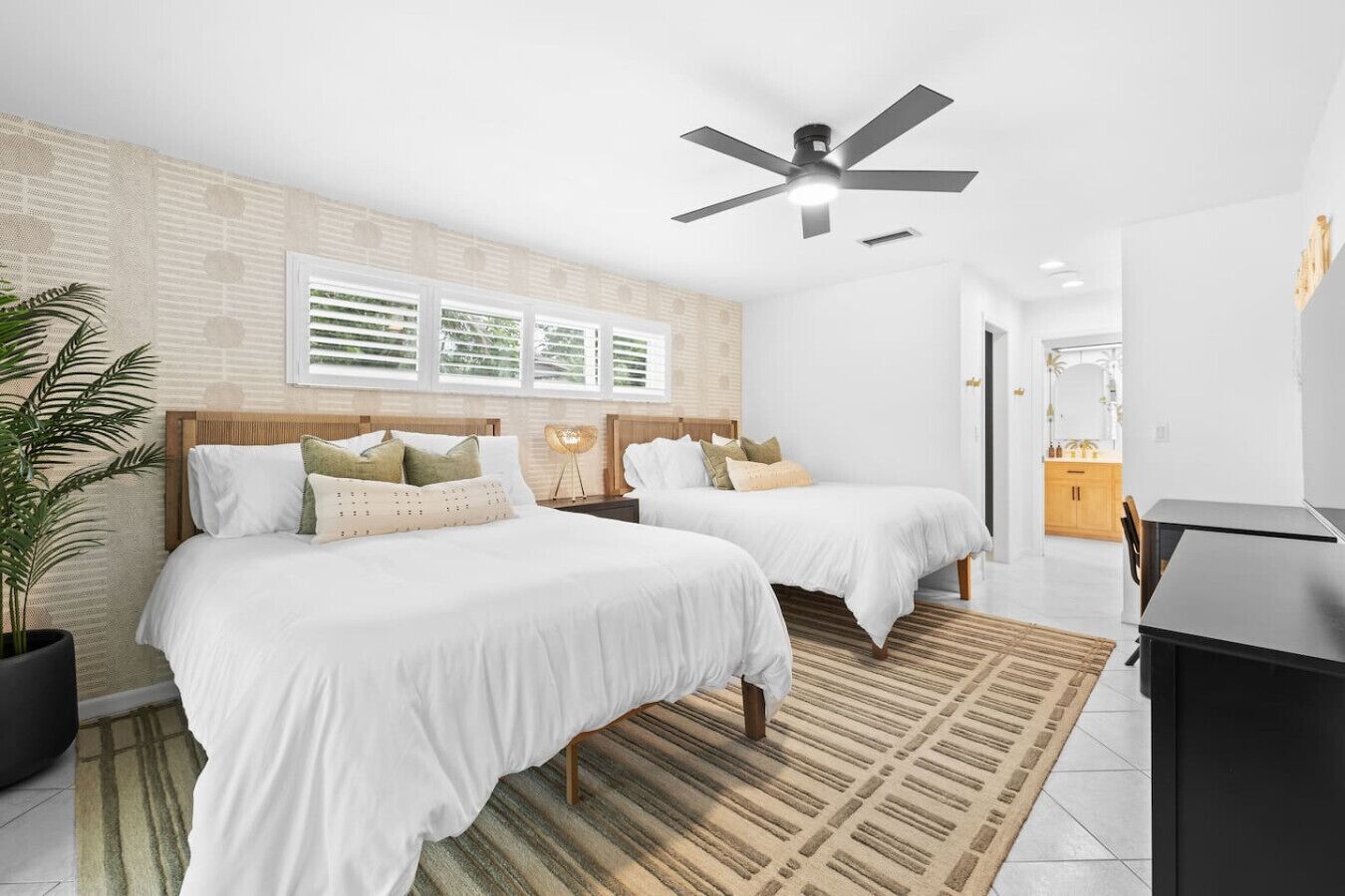 4 habitaciones, escritorio y tabla de planchar con plancha 