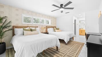 4 habitaciones, escritorio y tabla de planchar con plancha