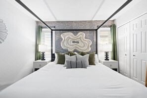 4 chambres, bureau, fer et planche à repasser, lit de bébé portatif