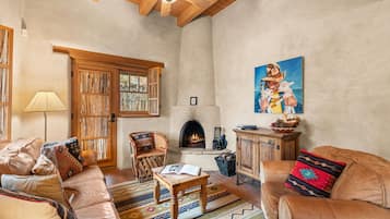 Een televisie en boeken