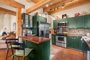 Køleskab, mikrobølgeovn, ovn, kogeplade