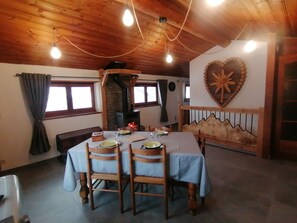 Dining - Maisonnette 4/5 persons in Saint-Véran 2*. (Saint-Véran)