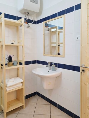 Séchoir à cheveux, bidet, serviettes fournies, savon