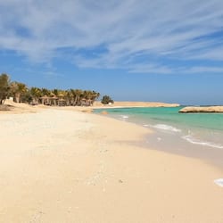 Praia particular, areia branca, espreguiçadeiras, massagens na praia