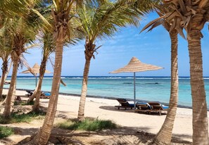 Private beach, white sand, sun-loungers, beach massages - Mangrove Bay Resort (El Quseir)