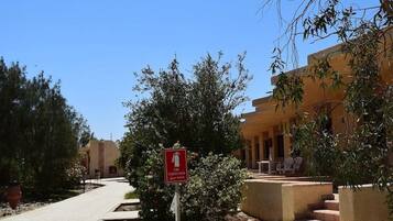 Una cassaforte in camera, una scrivania, postazione laptop