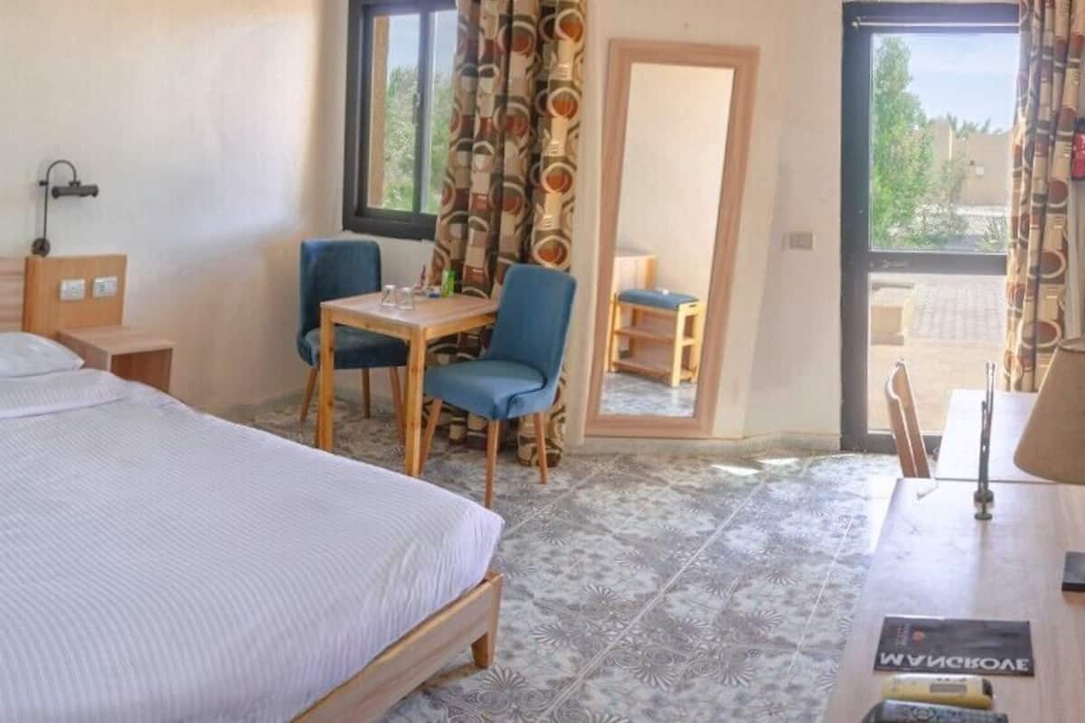 Habitación básica doble, balcón, vista al jardín | Caja de seguridad en la habitación y escritorio